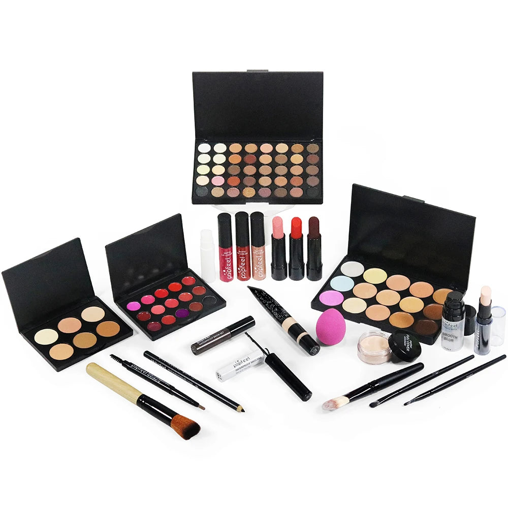 Full makeup kit with eyeshadows, lipsticks & eyeliner – perfect gift set.